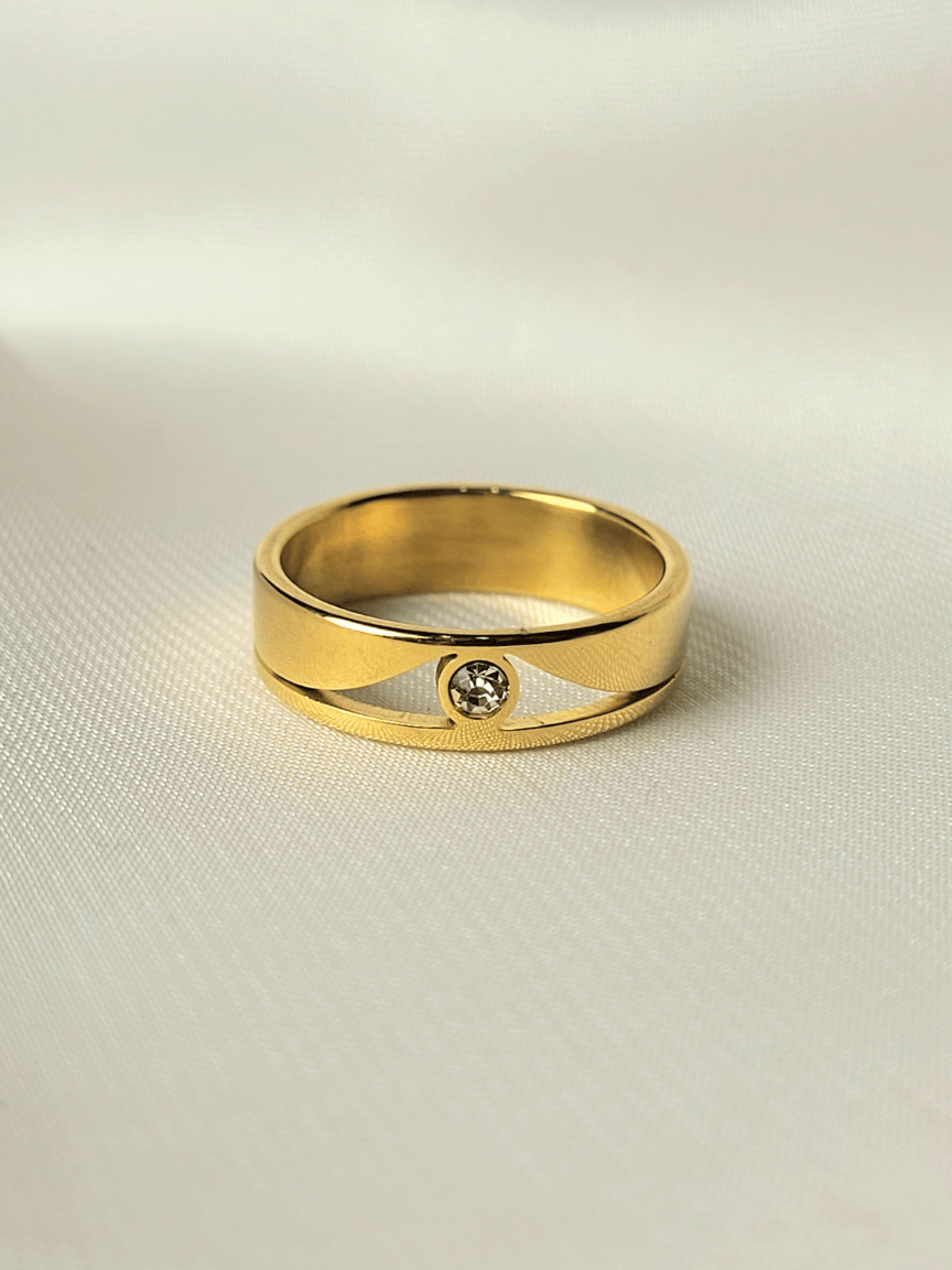 Elegant Gold Solitaire Ring